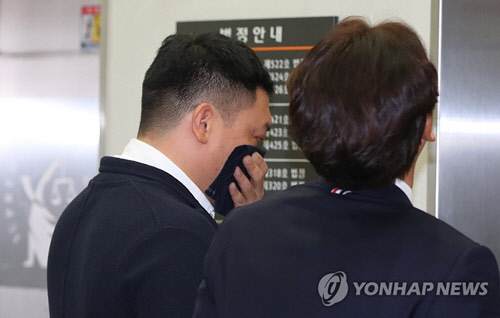 마약 복용 혐의로 기소돼 징역 5년이 구형된 유명 요리사 이찬오씨가 24일 오후 서울 서초구 서울중앙지법에서 열린 선고공판에 출석하기 위해 법정으로 향하고 있다. <연합뉴스>